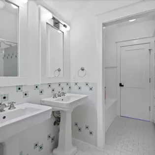 11 southern charm 106 primary bathroom3