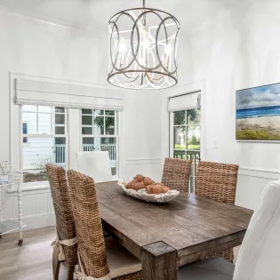 4 honeys beach house 125 dining area