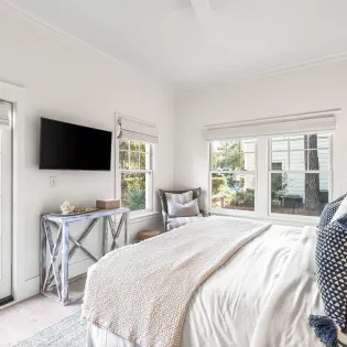 5.1 honeys beach house 125 primary bedroom