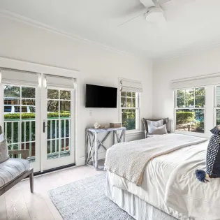 5.3 honeys beach house 125 primary bedroom