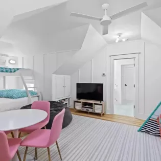 7 southern charm 106 primary bedroom2