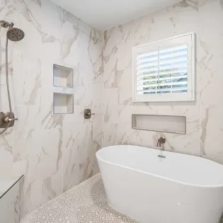 7.1 honeys beach house 125 primary bathroom