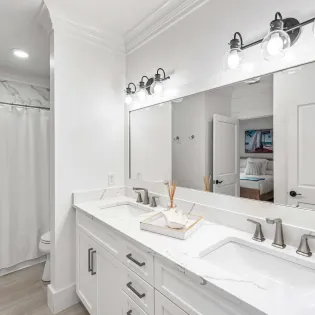 8 honeys beach house 125 primary bathroom1