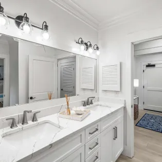 8.1 honeys beach house 125 primary bathroom1