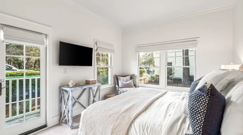 5.1 honeys beach house 125 primary bedroom