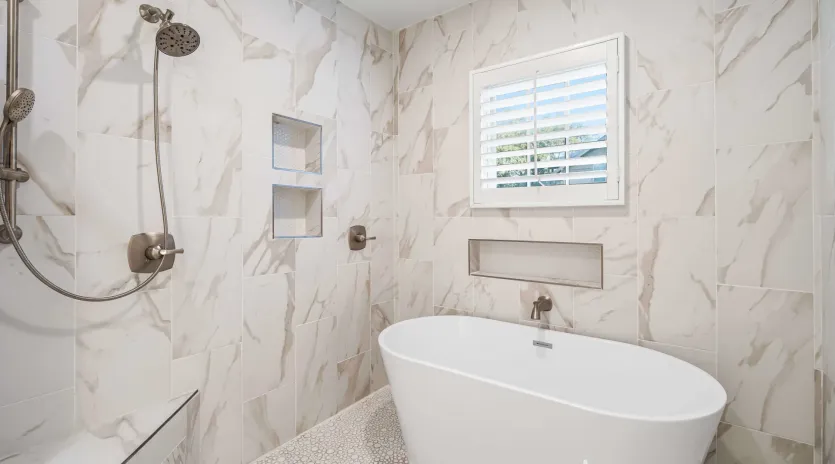 7.1 honeys beach house 125 primary bathroom